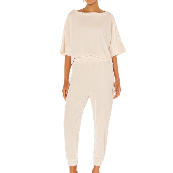 Cupcakes and Cashmere Mikaela Velvet Top in Birch White - Picture 2 of 12